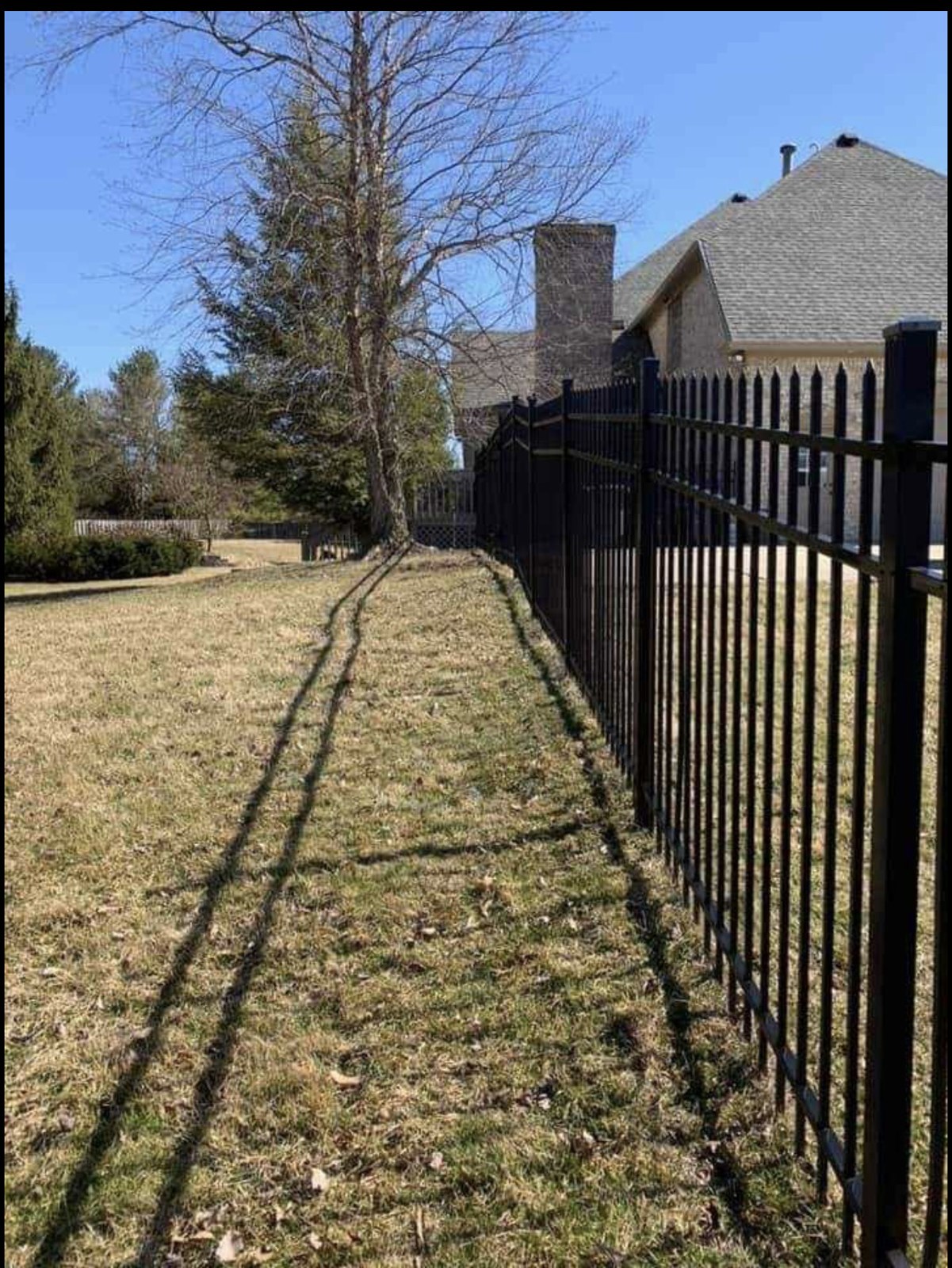 Metal yard boundary: Open views along a residential yard.